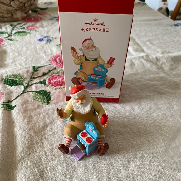 Hallmark’14 Toymaker Santa Series - Picture 6 of 13